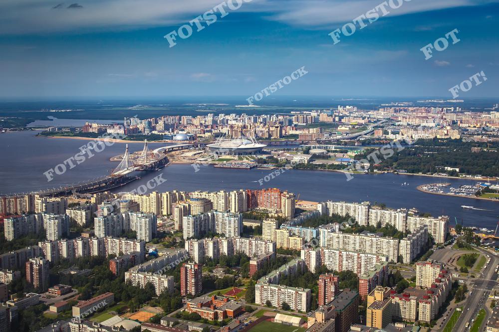 Панорамный вид на Санкт-Петербург с высоты с великолепной перспективой Васильевского острова и городской архитектуры северной столицы России. Масштабный городской пейзаж раскрывает красоту исторических зданий, набережных, мостов и современной инфраструктуры Петербурга. Фотография передаёт атмосферу большого европейского города, расположенного на берегах Невы и Финского залива. Изображение идеально подходит для туристических проектов, публикаций о Санкт-Петербурге, городской архитектуре, путешествиях по России и современных панорамах мегаполиса.
